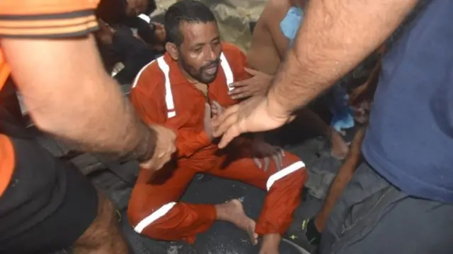 બાર્જ પર કામ કરતા કર્મી જેમને બચાવવામાં આવ્યા