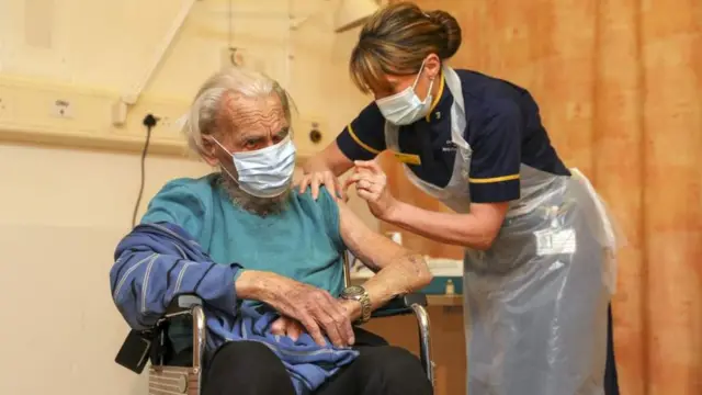 အသက်ကြီးသူတွေကို ဦးစားပေးပြီး ထိုးပေးနေခဲ့