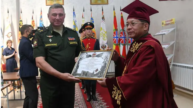 မြန်မာစစ်တပ်ဟာ တရုတ်ကိုအလွန်အမင်းမှီခိုတာကနေ လျှော့ချဖို့ရုရှားနဲ့နီးကပ်တဲ့ဆက်ဆံရေးထူထောင်ဖို့ကြိုးပမ်းတယ်လို့ ထင်မြင်တာတွေရှိ