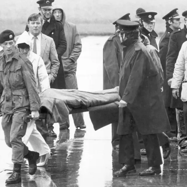 દુર્ઘટના પછી મૃતકોને બહાર લાવી રહેલા સુરક્ષાકર્મીઓ