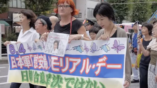 감독은 우익과 좌익 양측의 인터뷰를 진행하며 느꼈던 혼란을 영화 속에 그대로 담아냈다