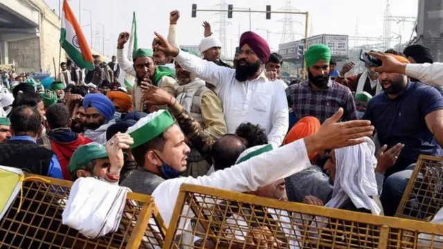 కేంద్రం తెచ్చిన చట్టాలకు వ్యతిరేకంగా పంజాబ్, హరియాణా రైతులు నిరసనలు చేపట్టారు