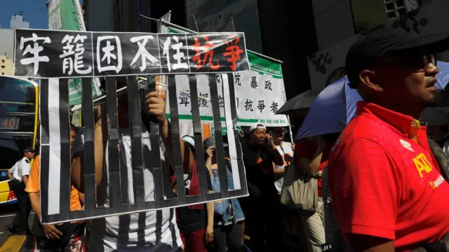 声援学生运动领袖黄之锋、罗冠聪和周永康的示威者穿上囚衣游行(20/8/2017)