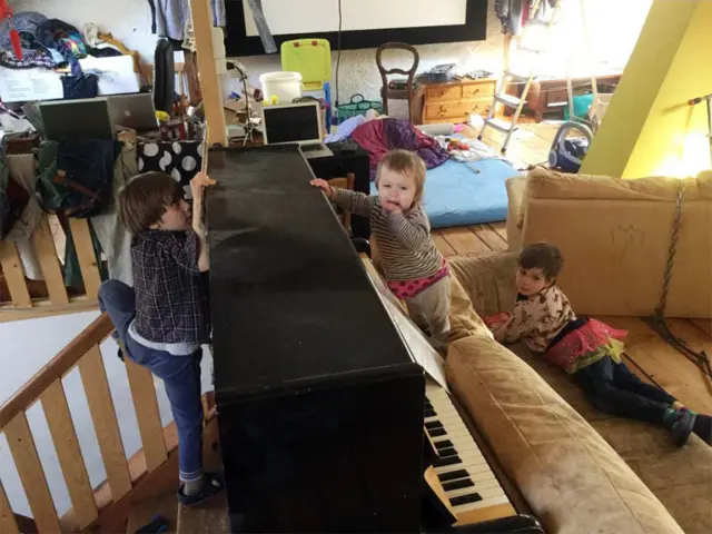 Дети "Войны" в мансарде сквота на Вассерштрассе после объявления о выселении. Март 2016 года, Базель