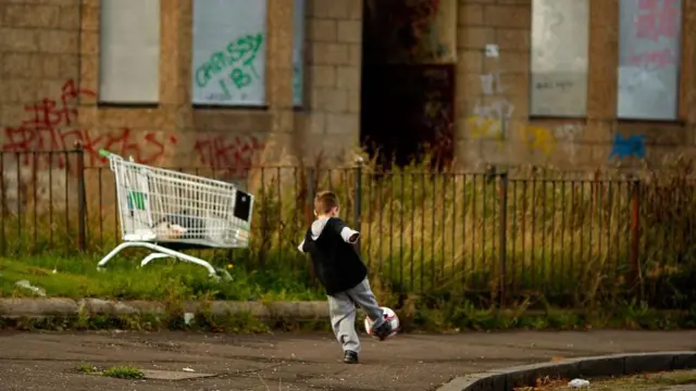 طفل يلعب في الشارع