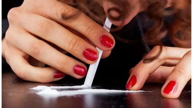 امرأة تتعاطى المخدرات