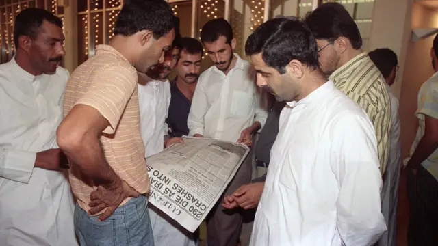 ঘটনার খবর দেখছেন ইরানীরা