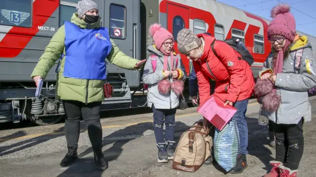 نازحون من دونيتسك ولوهانسك في الطريق إلى روسيا.