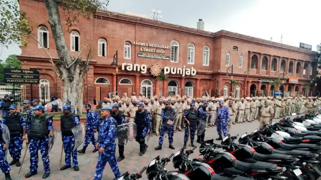 पुलिस का फ़्लैग मार्च