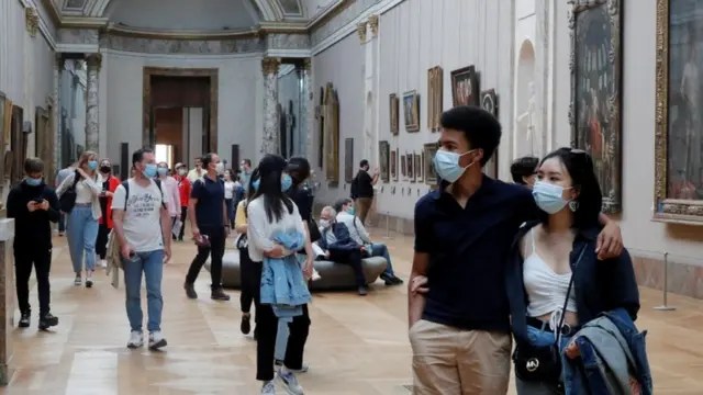 ljudi šetaju u novootvorenom muzeju u luvru