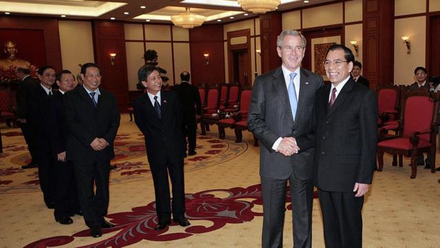 Tổng thống Bush gặp Tổng Bí thư Nông Đức Mạnh hôm 17/11/2006 ở Hà Nội
