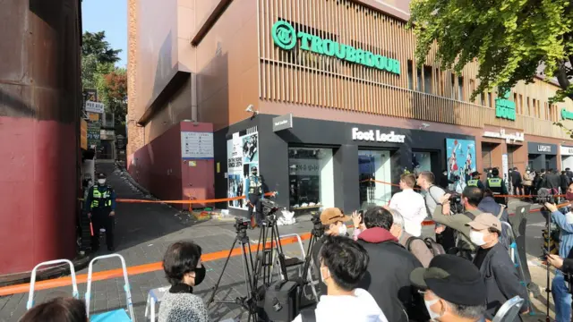 1일 오후 서울 용산구 이태원 핼러윈 압사 참사 현장에 시민들이 몰려있다