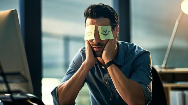 Homem com olhos desenhadosbetano paga no domingopapel coladosbetano paga no domingoseu rosto