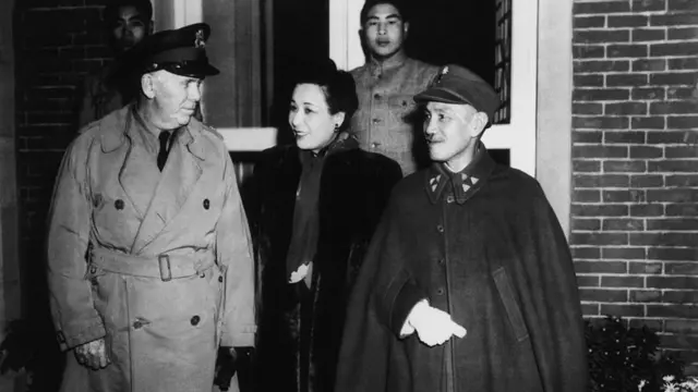 চাং কাই শেক ও তার স্ত্রীর সাথে জেনারেল মার্শাল, বেইজিং, ১৯৪৬