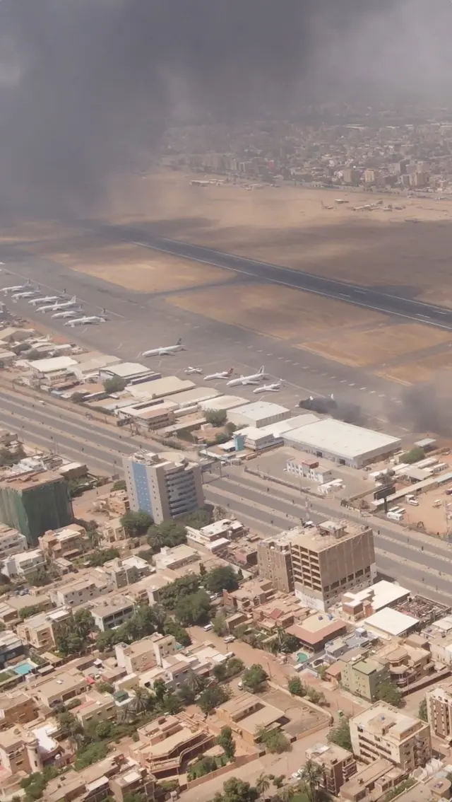 دخان يتصاعد فوق الخرطوم.