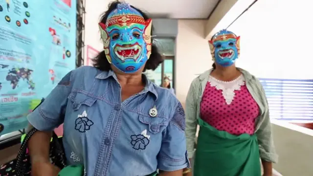 Pacientes con máscaras en un hospital en Tailandia.