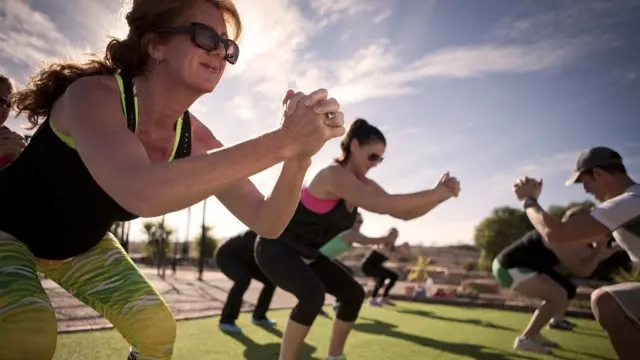 Pessoas fazendo exercício