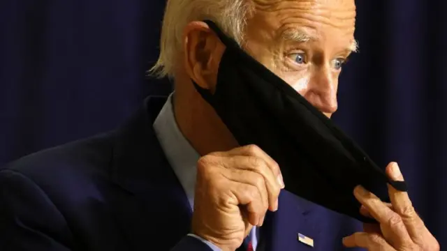 Perezida Trump yarifatiye mu gahanga umukeba wiwe w'umu Democrat Joe Biden k'ukungene yama yambaye agapfukamunwa