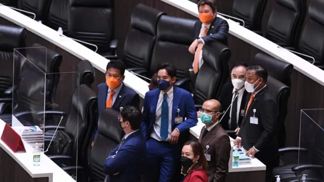 นายพิธา ลิ้มเจริญรัตน์ หัวหน้าพรรค ก.ก. และลูกพรรคส่วนใหญ่ แสดงตนเป็นองค์ประชุม