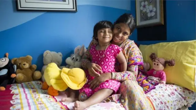 පාද තුනක් හිමි දැරියක් සාර්ථක සැත්කමකට