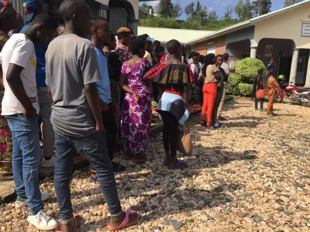 Bamw emu mpunzi zo mu nkambi ya Kiziba iir mu karere ka Karongi bari baje gukurikira urubanza ejo kuwa kane