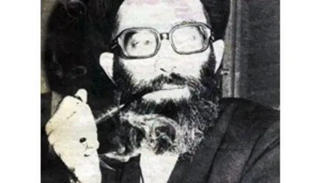 Cali Khameney oo sigaar cabaya