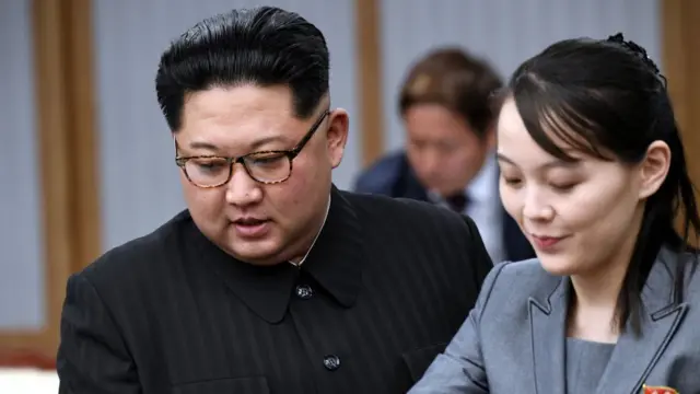 Ким Чон-Ын с сестрой