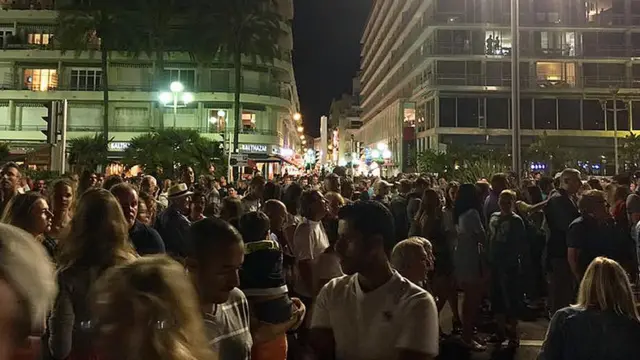 Гуляющие на променаде