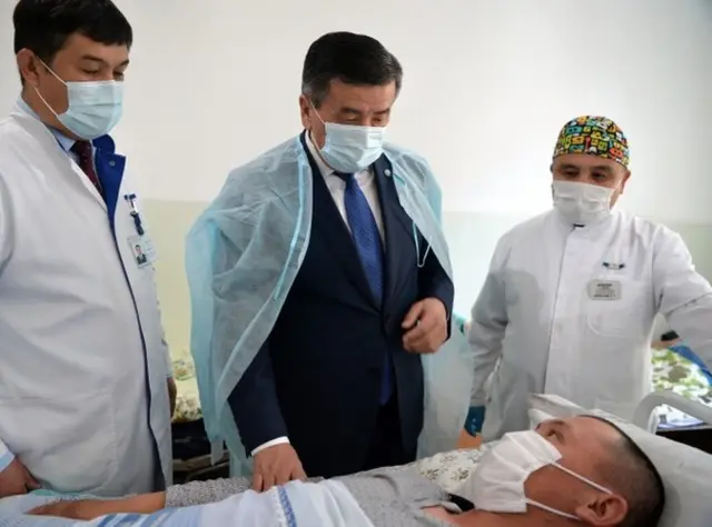 Сооронбай Жээнбеков өткөн апта соңундагы Баткен аймагындагы кыргыз-тажик чек арасындагы жаңжалда жаракат алган аскер кызматкерлеринин абалын сурады