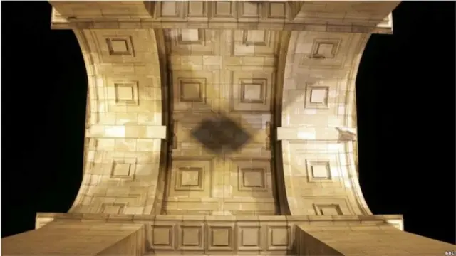 इंडिया गेट को पहले 'ऑल इंडिया वॉर मेमोरियल' कहा जाता था जिसे अंग्रेज़ों के शासन के दौरान मारे गए भारतीय सैनिकों की याद में बनाया गया था. जमीन से स्मारक की ऊंचाई का एक नजारा.