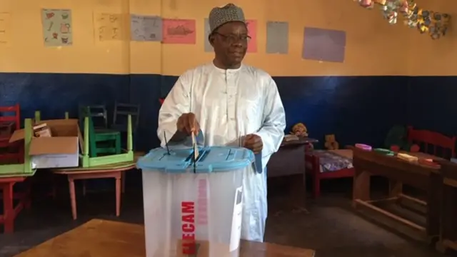 Maurice Kamto voting