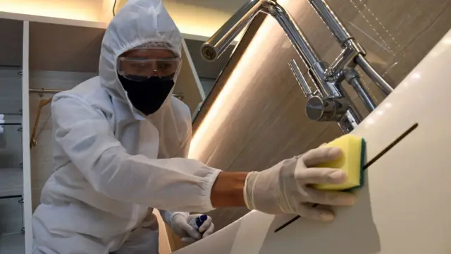 Pegawai hotel menerapkan protokol kesehatan yang ketat di tengah pandemi virus corona Covid-19 di Kota Depok, Provinsi Jawa Barat, (10/06/20).