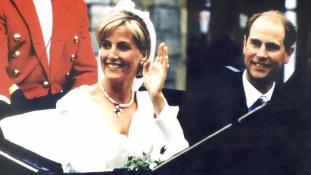 В той же часовне Святого Георгия в 1999 году заключили брак принц Эдвард и Софи Рис-Джонс