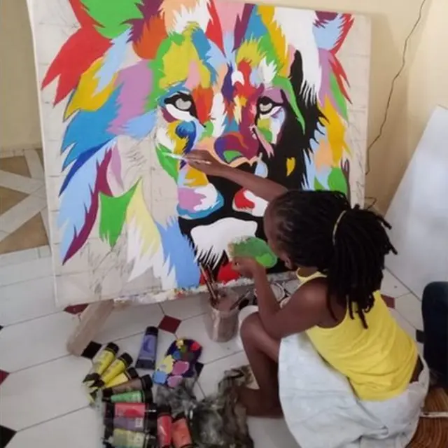 Sheila akichora picha ya simba