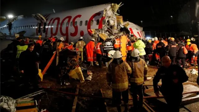 Un parte del avión fragmentado