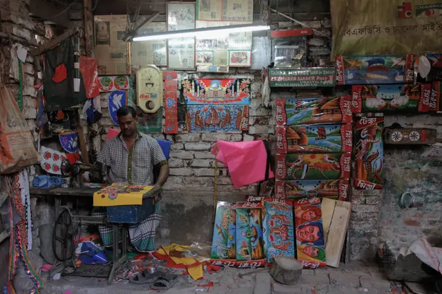 Za razliku od ostalih zemalja Indijskog potkontinenta, u Bangladešu je najrasprostranjenija dekoracija rikši, odnosno njihovih zadnjih strana koje krase različiti motivi. Radionica u centru Dake specijalizivana je za izradu različitih dekorativnih elemenata za rikše, od oslikanih limenih ploča do raznobojnih cirada. Među najpopularnijim motivima oslikanih panela za rikše su imaginarni predeli, nacionalni simboli, religijski motivi kao i predstave iz popularnih dolivudskih filmova i serija.