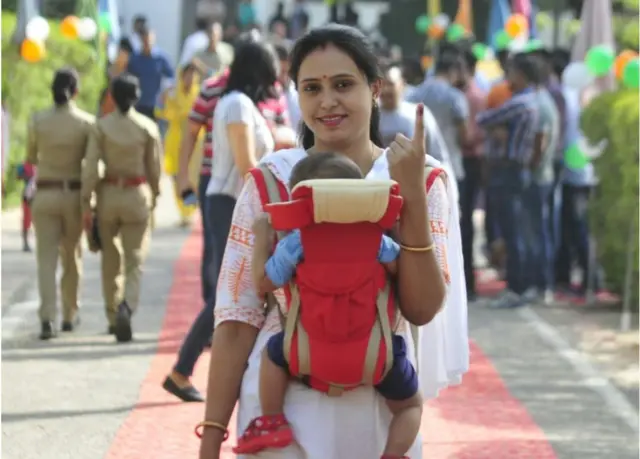 ઉત્તર પ્રદેશના કાયદામંત્રી બ્રિજેશ પાઠક લખનૌ કેન્ટનમેન્ટ બેઠક પરથી સમાજવાદી પાર્ટીના સુરેન્દ્રસિંઘ ગાંધી સામે ચૂંટણીમેદાને છે.