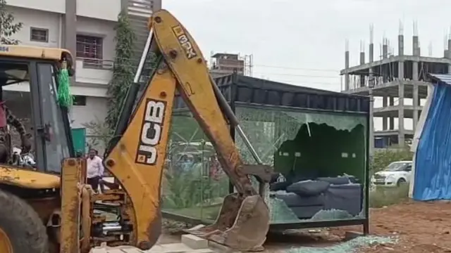 बुलडोजर से नवीन रेड्डी की चाय की दुकान को तोड़ दिया गया
