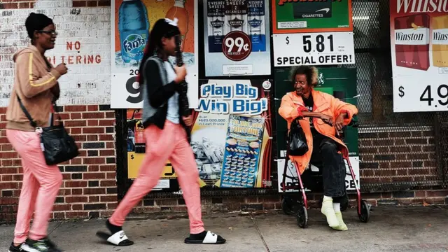 Dos mujeres negras caminan en frente a otro hombre en Florida.