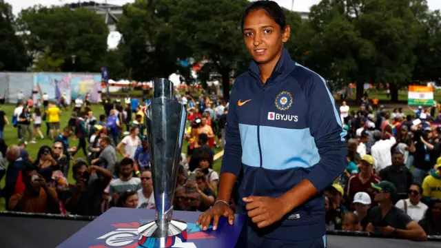 विश्व कप ट्रॉफी के साथ भारतीय कप्तान