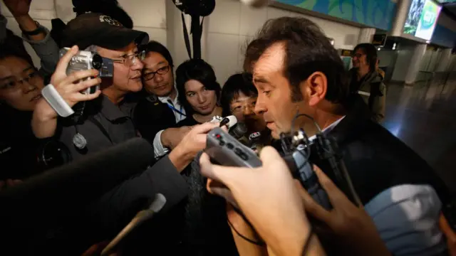 2009년 4월 북한 핵시설 시찰을 마치고 취재진과 얘기하는 IAEA 사찰관. 북한은 이후 IAEA 사찰관을 허용하지 않았다