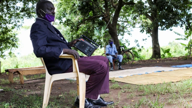 Ranar Alhamis ke nan - wani mutum a Uganda rike da rediyo don sauraron hukuncin kotun ICC na yanke wa Dominic Ongwen, wani soja da ya rikide ya zama dan tawaye hukuncin zaman gidan yari tsawon shekara 25.