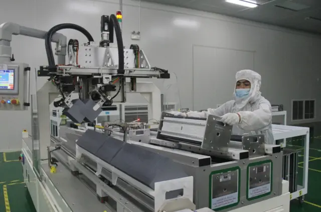 云中工业园区距离越南首都河内约40公里，由中资企业富华责任有限公司于2013年开始开发和建设。目前已建成60余栋厂房，占地25.8万平方米，共有20余家企业入驻。随着多家光伏企业的入驻，该工业区已成为中越两国产能合作的示范园区之一。