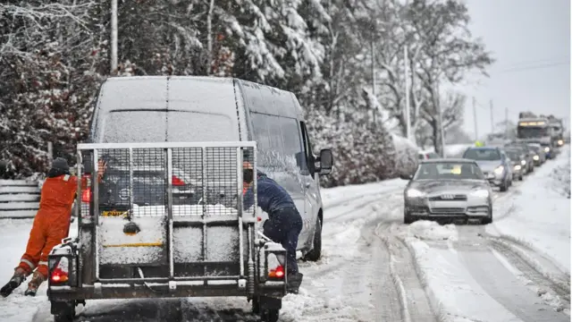 затор на дороге, занесенной снегом в Шотландии