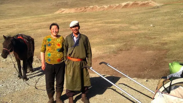 ผู้ชายผู้หญิงยืนคู่กัน