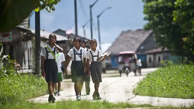 Escolares peruanas en Loreto, en el Amazonas peruano