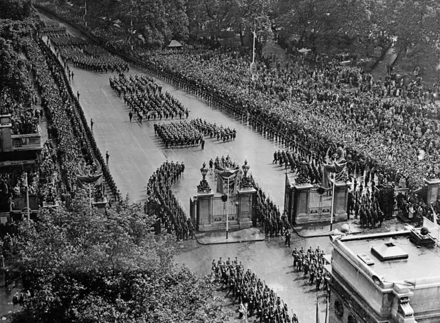 Черно-белая фотография, вид сверху на проходящие строем полки