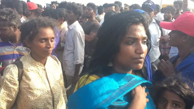 மெரினாவில் இன்னும் எஞ்சியிருக்கும் போராட்டக்காரர்களில் ஒரு பகுதியினர்