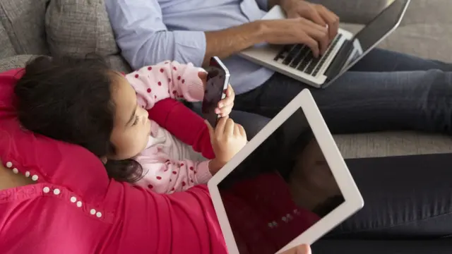 Família usando gadgets