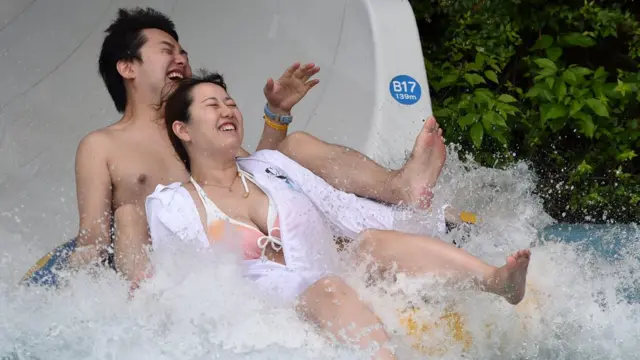 Pareja japonesa en un tobogán